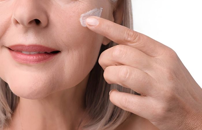 Best Moisturizers For Aging Skin (Compared)